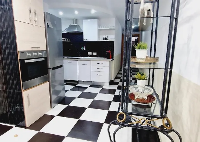 別荘 Elegant 3 Bedrooms, Wifi Free アデヘ