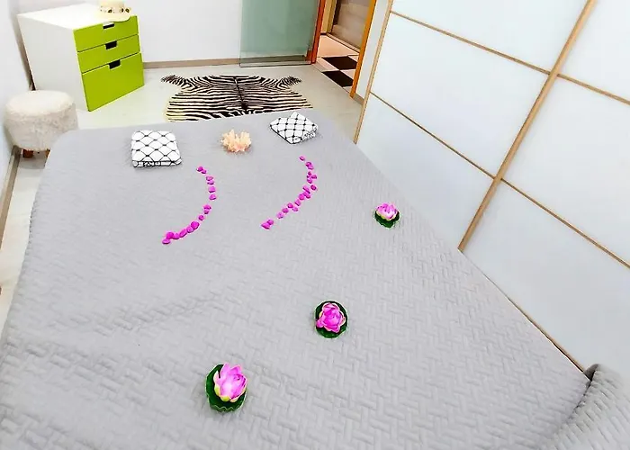 別荘 Elegant 3 Bedrooms, Wifi Free アデヘ