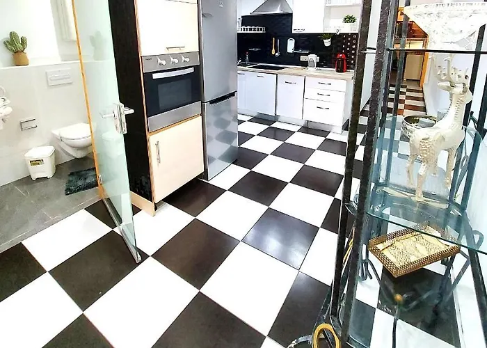 Elegant 3 Bedrooms, Wifi Free アデヘ