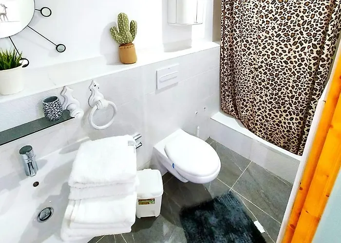 Elegant 3 Bedrooms, Wifi Free アデヘ