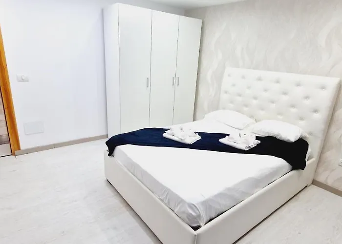 Elegant 3 Bedrooms, Wifi Free 別荘 アデヘ