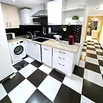 Nyaraló Elegant 3 Bedrooms, Wifi Free