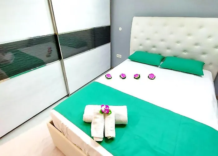 度假居 Elegant 3 Bedrooms, Wifi Free 阿德耶