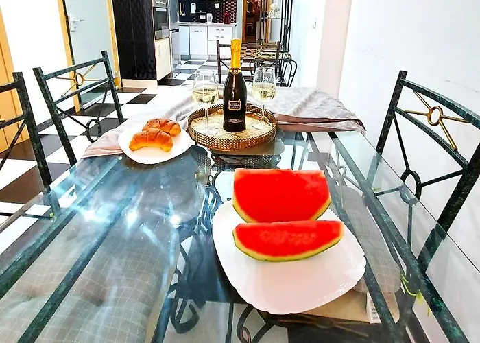 Elegant 3 Bedrooms, Wifi Free Дом отдыха Адехе